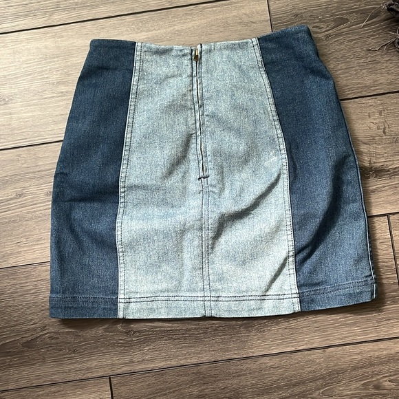 Free people jean skirt, two toned, full zip, size 6 - Picture 2 of 3